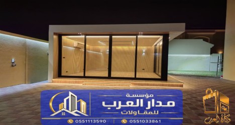 بناء مجلس خارجي بواجهة زجاجية